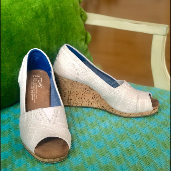 TOMS 5.5W Canvas Peep Toe Oatmeal Wedges - Picture 1 of 5